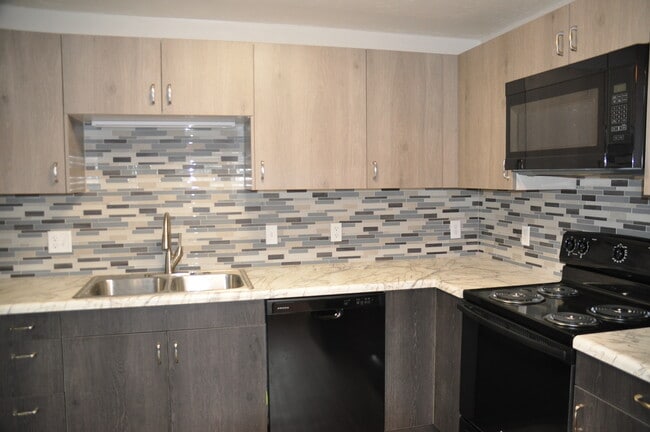 Building Photo - 2389 Riverside Dr