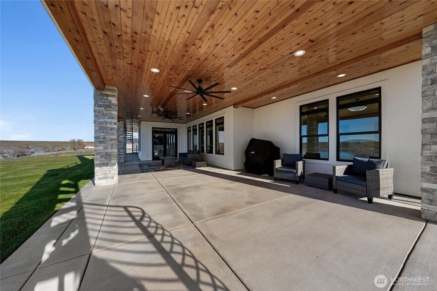 Building Photo - 5874 Panorama Dr NE