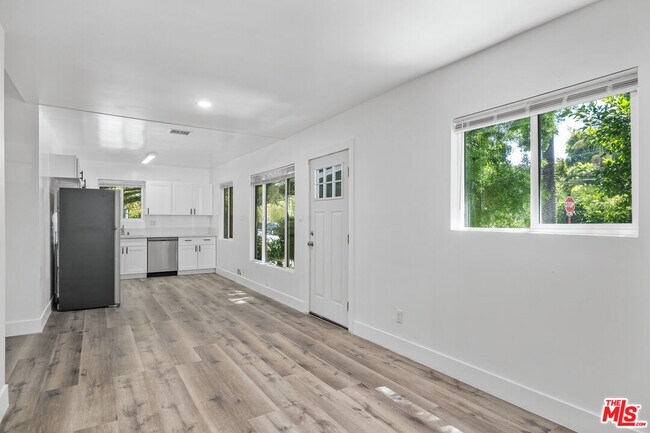 Building Photo - 739 Westbourne Dr