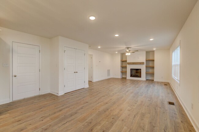 Building Photo - 1385 Harmon Ln
