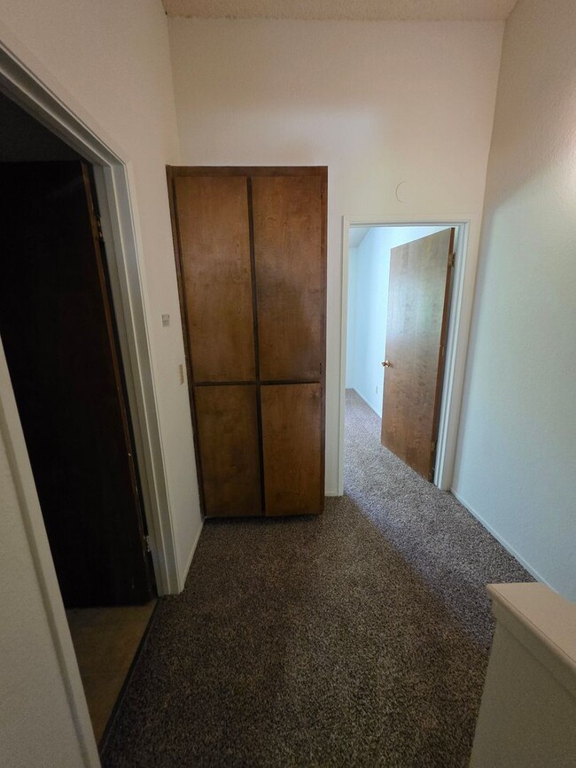 Building Photo - Charming 2-Bedroom Condominium with Scenic...