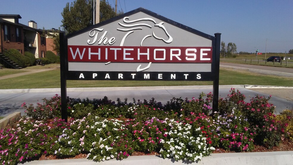 Primary Photo - Whitehorse Apartments