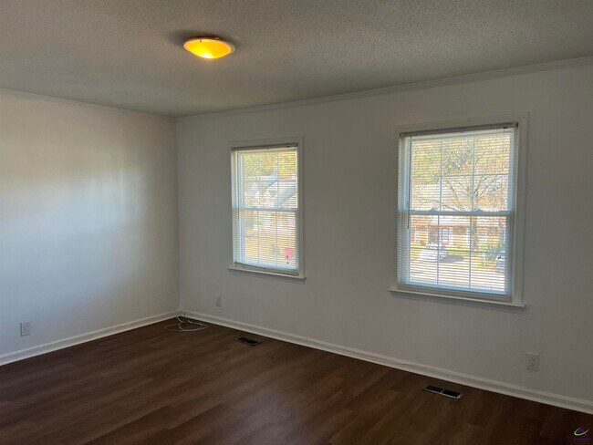 Building Photo - 117 N Springs Ct