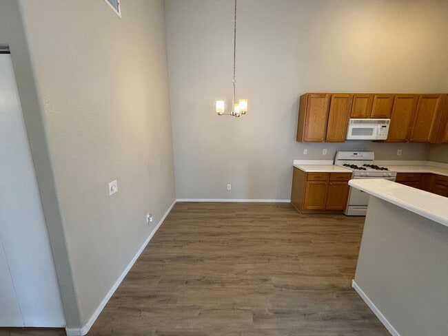 Building Photo - STUNNING 2 BEDROOM / 2 FULL BATH CONDO UNI...