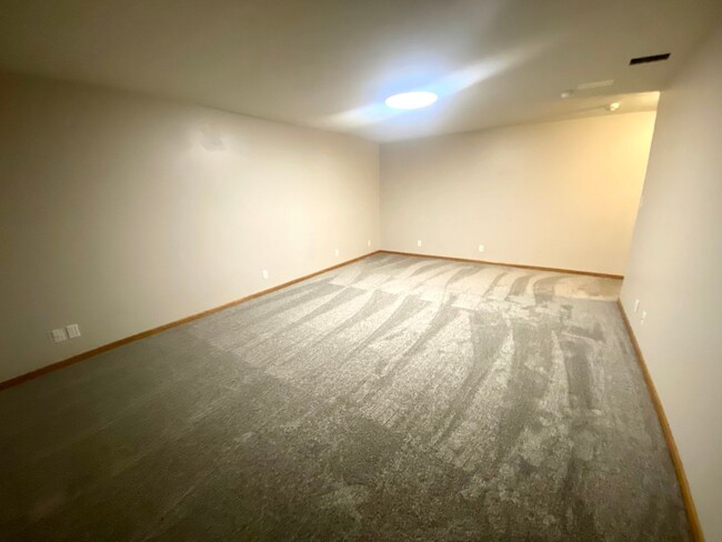 Building Photo - 3 Bedroom and 3 Bathroom Duplex. Available...