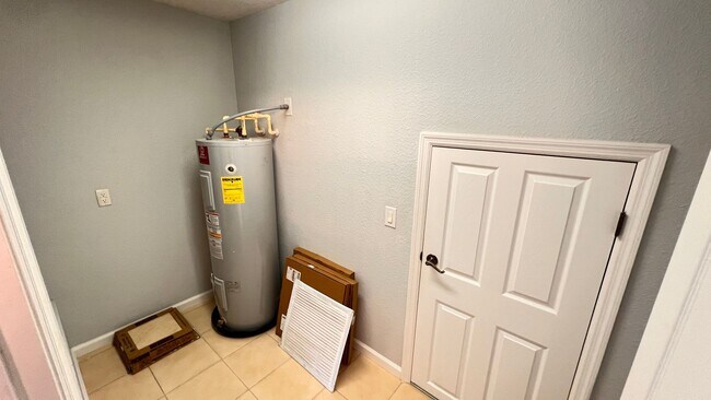 Building Photo - Available NOW! Stunning 4-Bedroom Home in ...