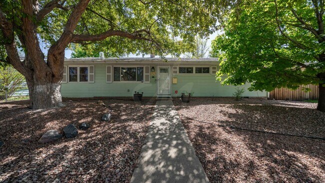 Building Photo - Fantastic 3 Bedroom, 1 level living near F...
