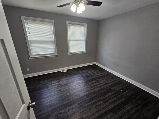 Building Photo - 2 Bedroom/ 1.5 Baths in Bel Air Edison