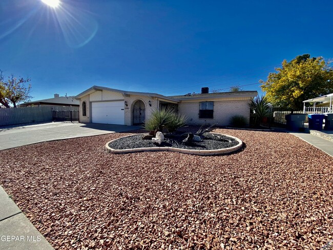 Building Photo - 1305 Vista De Oro Dr