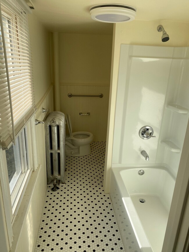 Bathroom with new tub, surround, and retro floor - 2630 Mount Rd