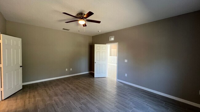 Building Photo - Spacious 3BD/2BA Palm Bay Home – Modern Comfort & Great Location!