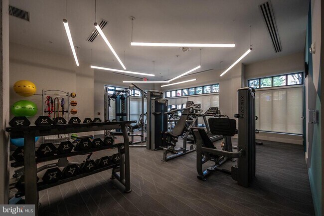 Building Photo - 989 S Buchanan St