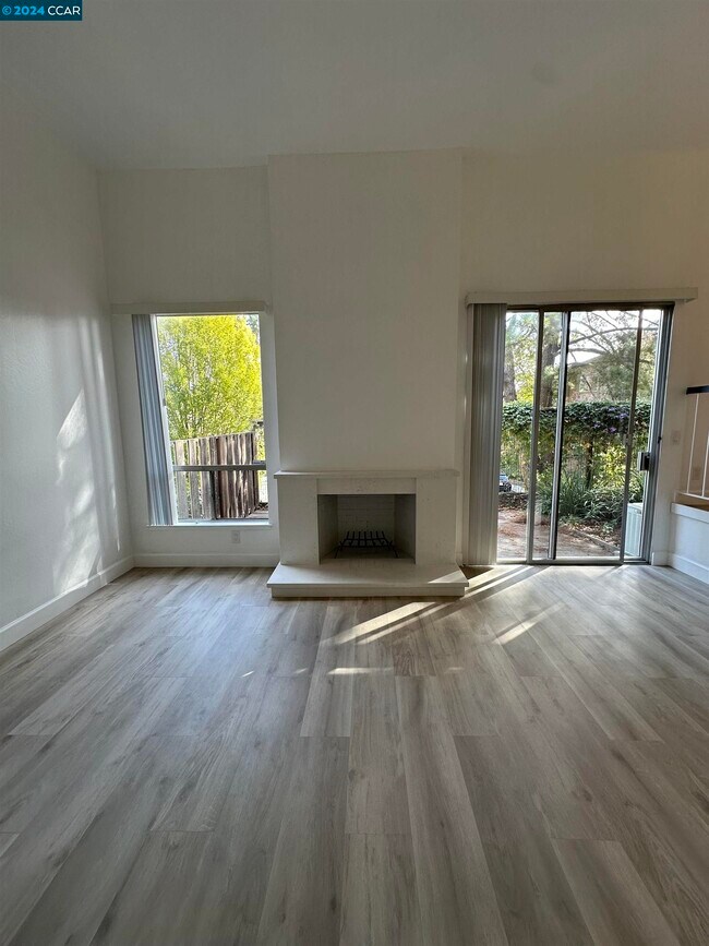 Building Photo - 1700 Siskiyou Dr