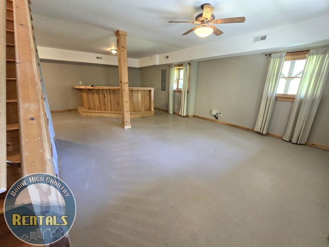 Building Photo - Beautiful Cabin in Sugar Grove with Multi-...