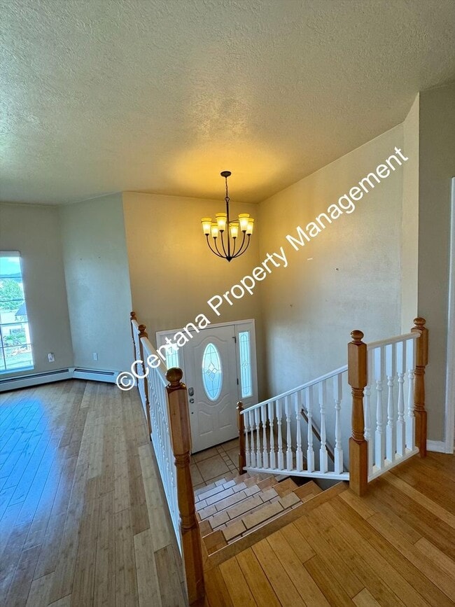 Building Photo - Beautiful home on the outskirts of town!