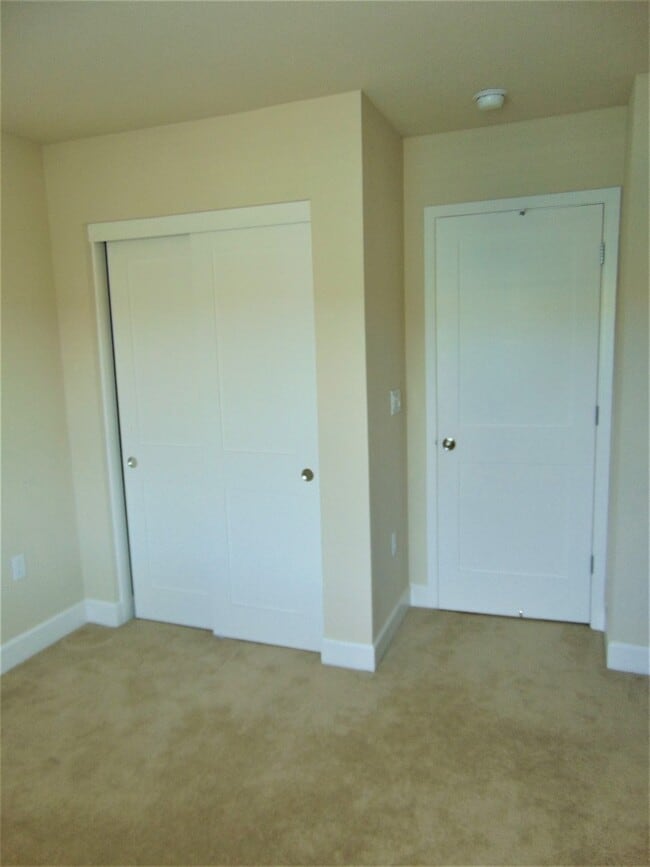 Building Photo - Beautiful Brand New Townhome in Sage Community