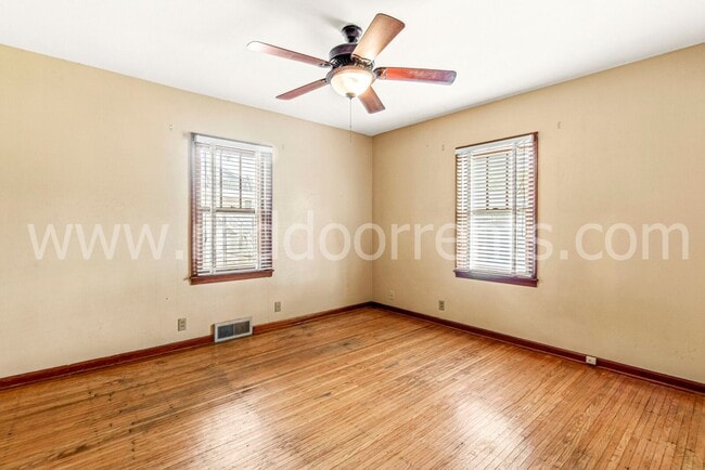 Building Photo - 328 N Post Rd