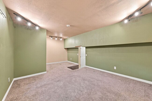 Building Photo - 3 bed, 3 full bath - perfect for roommates!