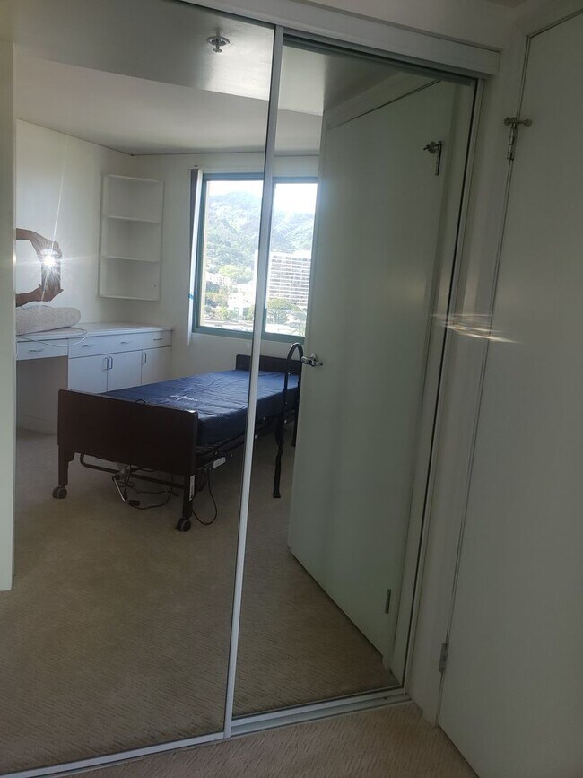 Building Photo - Must see One Kalakaua Unit