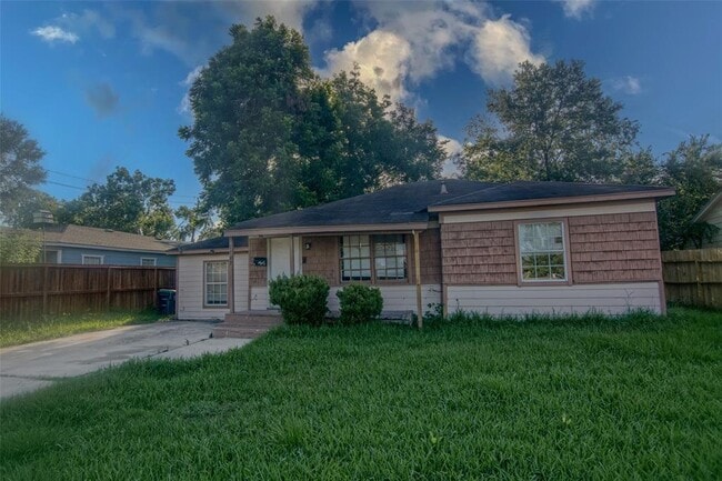 Building Photo - 1105 Mobile Dr