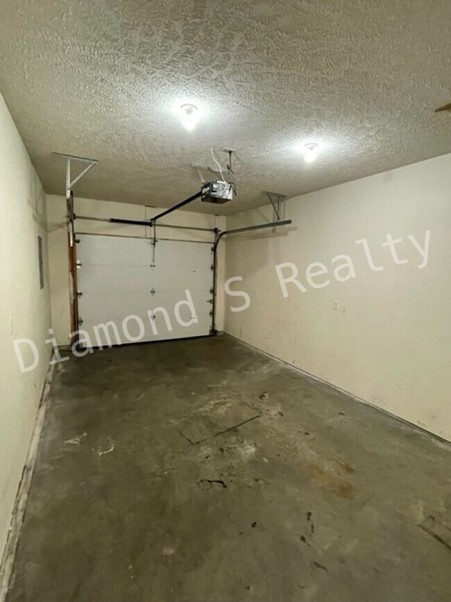 Building Photo - Cute 2 Bed Duplex Available Now - 2 bed, 2 bath, 1 car garage!