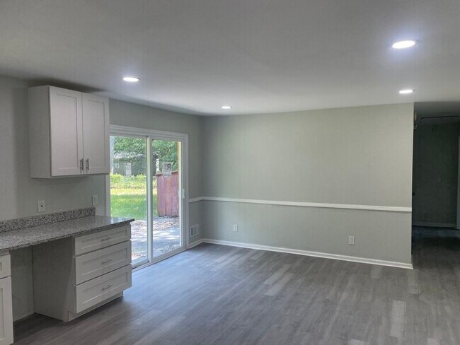 Building Photo - 32 King Arthur Ct