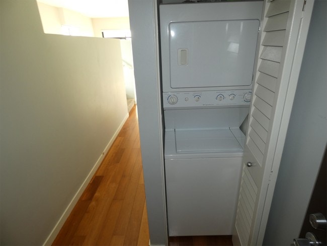 Building Photo - 889 Date St