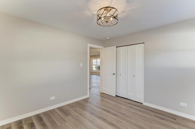 Building Photo - 935 Elmwood Ln