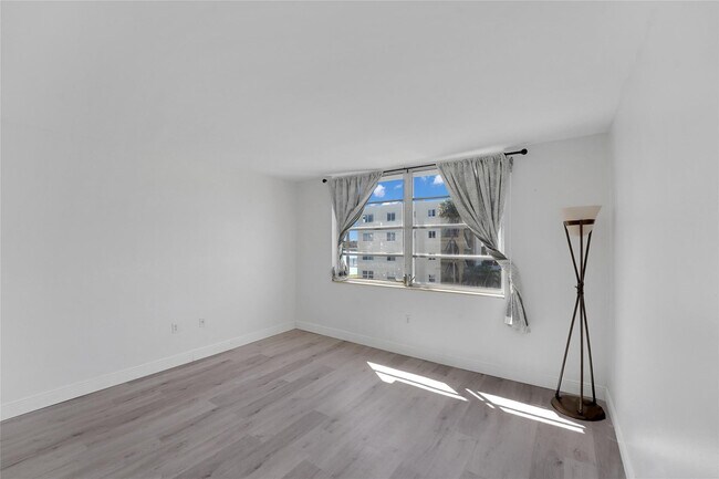 Building Photo - 301 Croton Ave