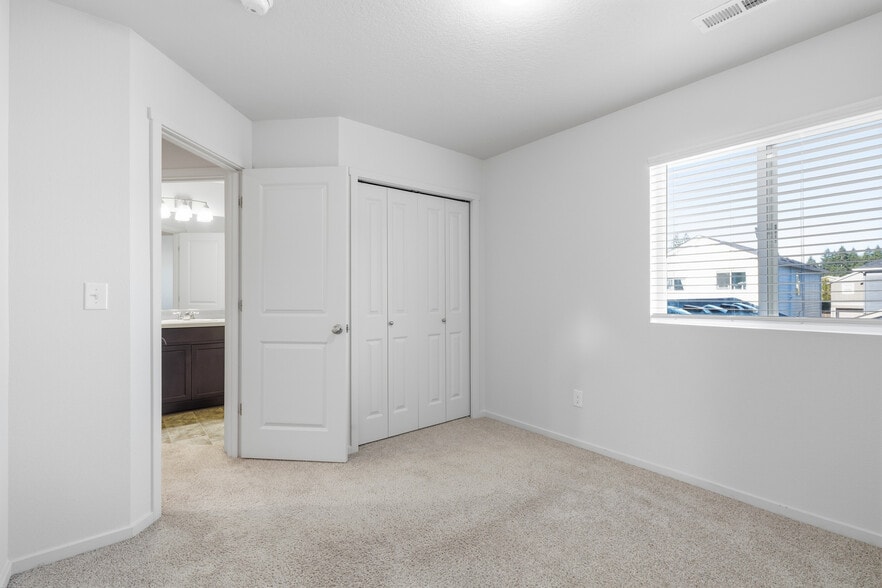 Building Photo - 619 NE 137th Ave