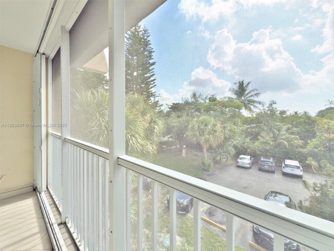 Building Photo - 942 NE 199th St