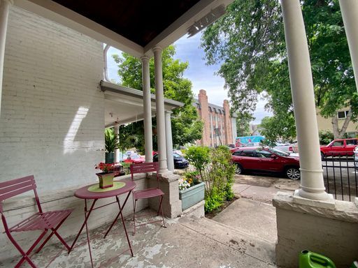 Building Photo - Charming 1-Bedroom Apartment in Desirable ...