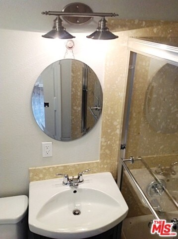 Building Photo - 1112 E Lexington Dr