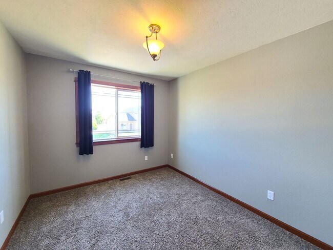Building Photo - $2,300 -  3 Bed / 2.5 Bath Beautiful Spoka...