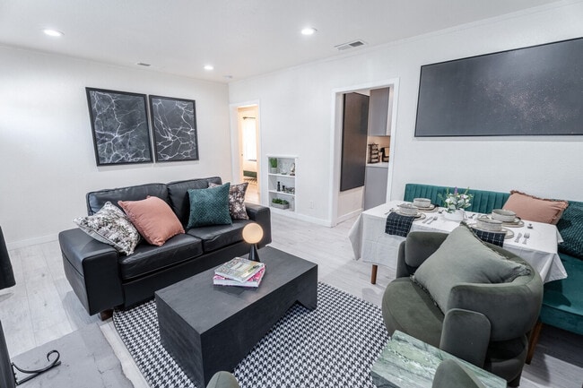 Building Photo - 2359 Oakwood Dr