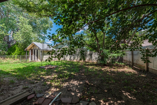 Building Photo - 2202 S White Oak Dr