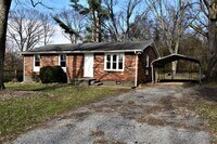 Building Photo - 3 Bedroom Dog Friendly Home For Rent!