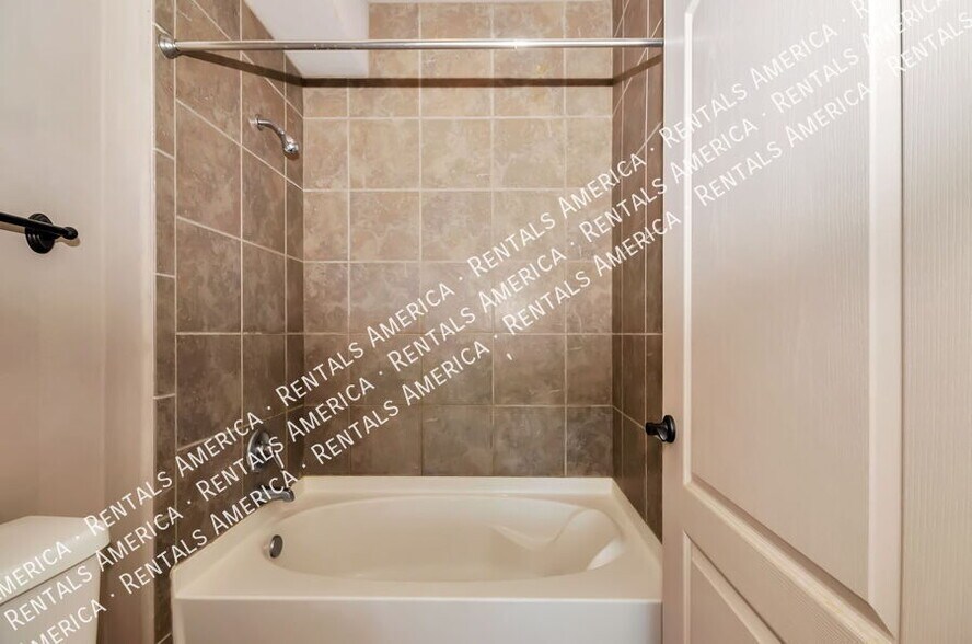 Building Photo - 2550 E River Rd