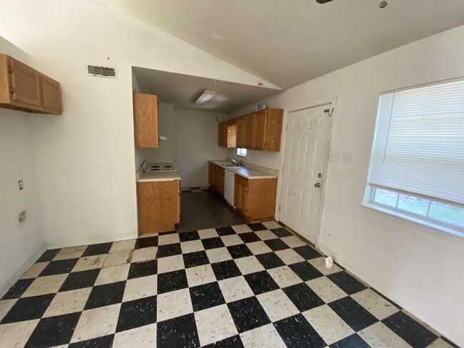 Building Photo - 25 Opal Mae