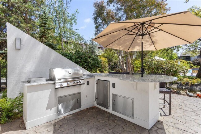 Building Photo - 2101 Shoreline Dr