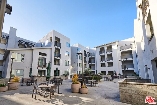 Building Photo - 6400 Crescent Prk E