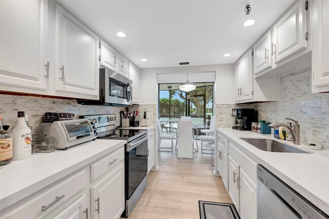 Building Photo - 899 Jeffery St