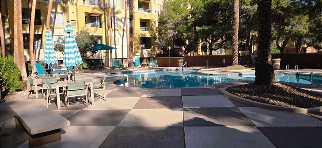 Building Photo - Short or long term available! Beautiful furnished 1 bedroom located in the heart of the strip!