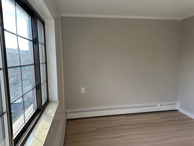 Building Photo - 137 N Center St