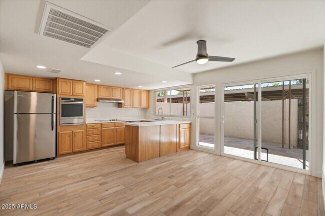 Building Photo - 7803 E Vernon Ave