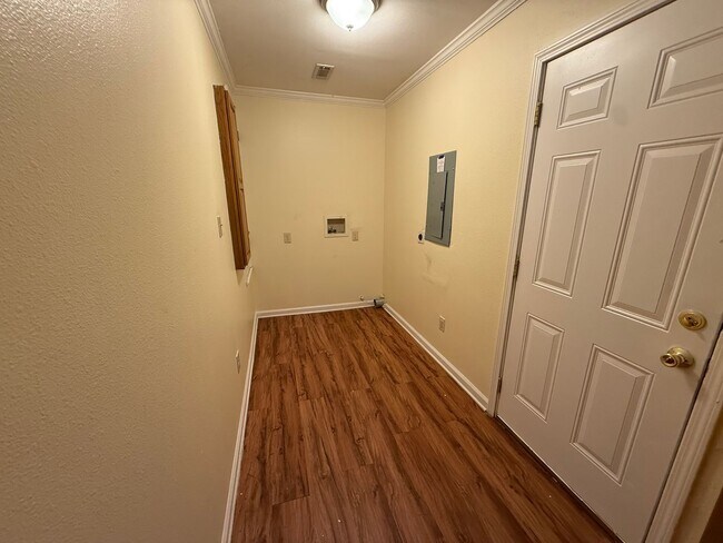 Building Photo - 3913 Hobbs Dr