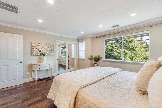 Building Photo - Luxury 3-Bed Townhouse in Hayward Just Built in 2019!