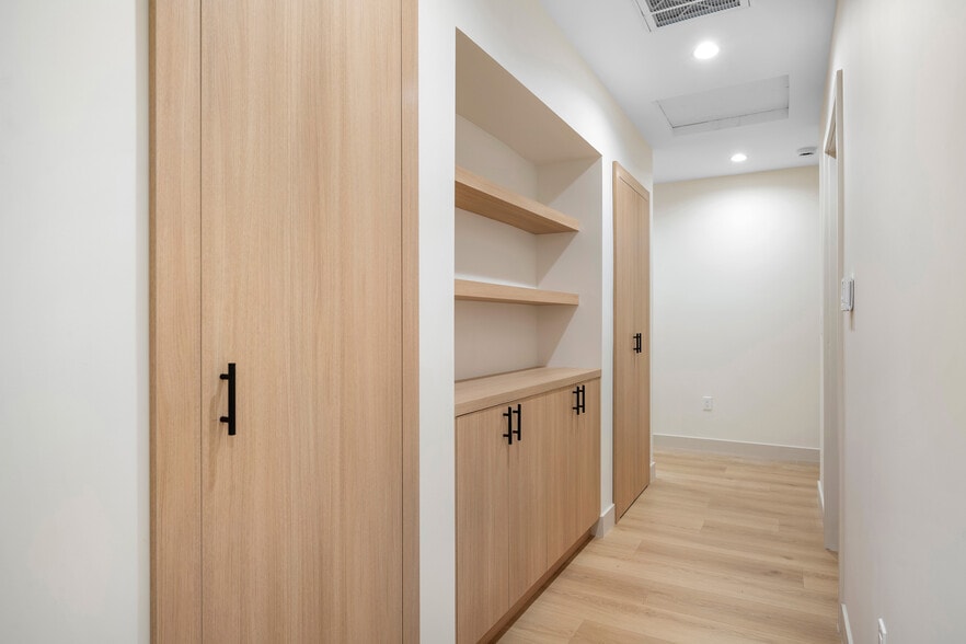 Building Photo - 918 University Ave