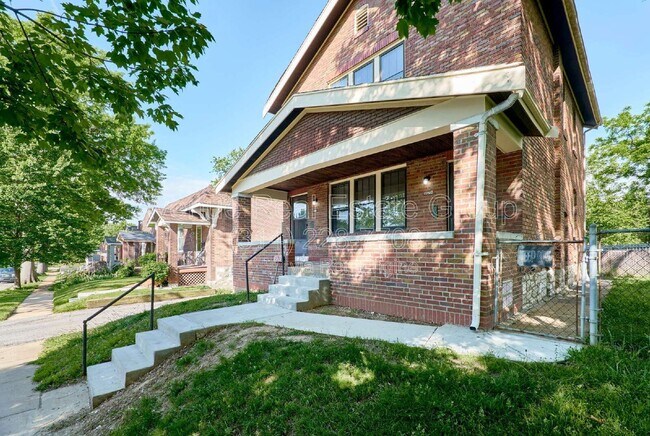 Building Photo - 5021 Ray Ave