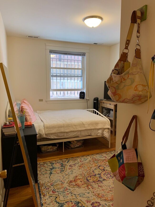 Building Photo - Very Spacious 5 BR/3 BA Duplex in Lincoln ...